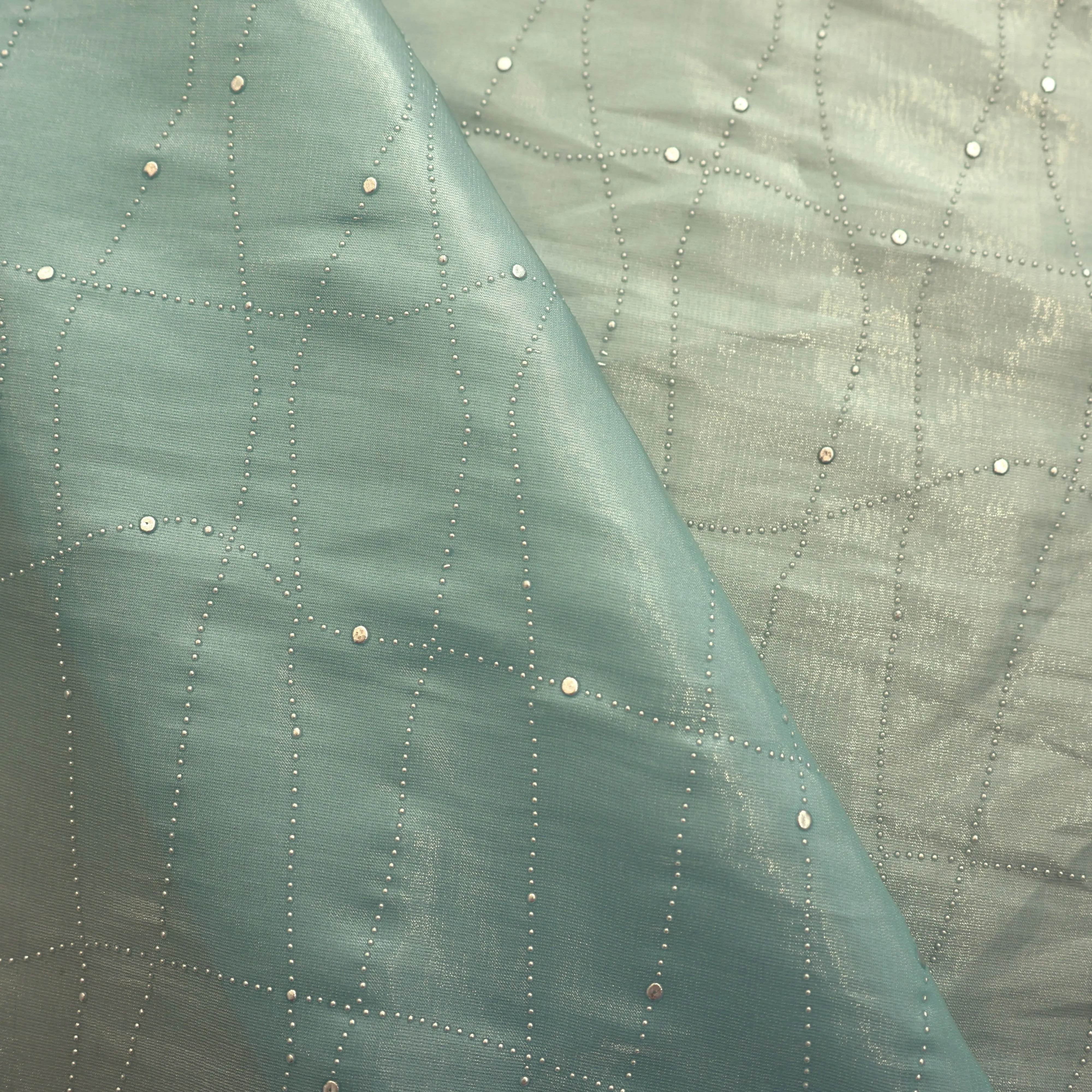 Voile in munt met zilveren stippellijn